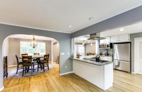 Large Yard with Pond Family Retreat in New Albany! - Foto 8