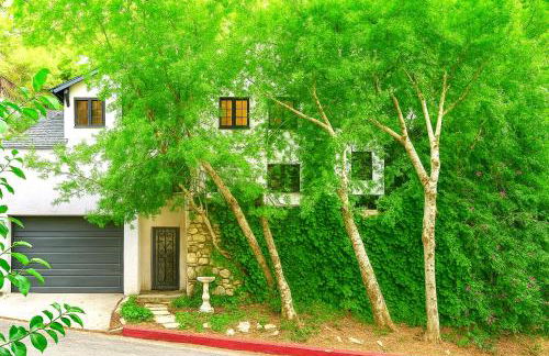 Enchanting Hollywood Hills Oasis with Tree-Top Views, Serene Outdoor Living Room, Zen Garden, Free Attached Garage, Sleeps 6, in LA's Most Desirable, Central, Serene Canyon Neighborhood, and Only 2 Minutes to Hollywood Boulevard - Foto 23