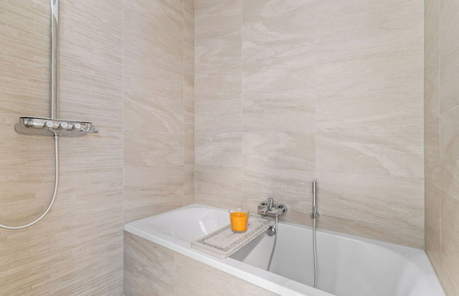 Stylish Luxurious Apt w Pool & Gym ID214 - Foto 26