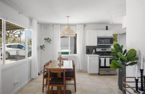 15 min to JT Park Hot Tub Cute Design Full Kitchen - Foto 29