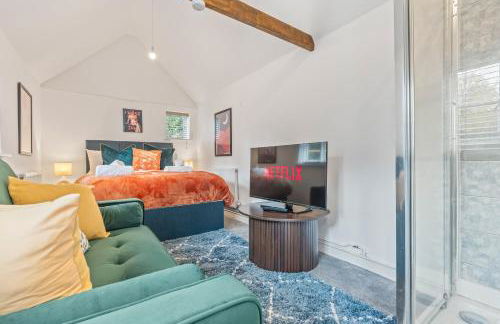 3BR Kingswood Cottage with Detached Unit - Photo 35