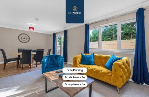 Muirton House 2 - INVOICE and REDUCED PRICE only via SUNRISE SHORT LETS DUNDEE, SLEEPS 8 has 4 Twin Bedrooms with 4 Car Parking, 2 Baths, 5 Smart TV, Fully Equipped, Garden, Free WiFi, and ONLY 9 Mins to STANNERGATE Ports - Foto 1