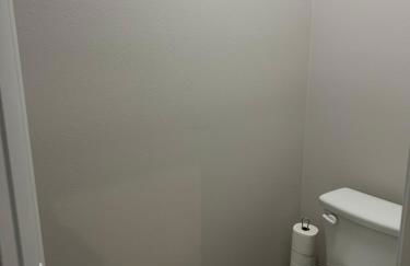 Modern 4 bedroom house close to Loop 20, TAMIU, Airport, and Hospitals - Foto 11