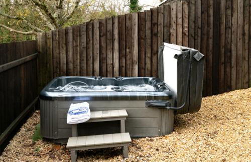 Dreamwood Retreat - Woodland Retreat with Private Hot Tub - Photo 17