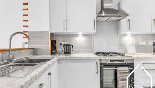 Beautiful 5 Bedroom Home in the City Centre with gated parking - Foto 3