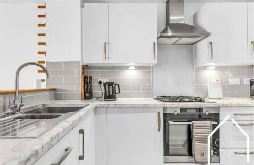 Beautiful 5 Bedroom Home in the City Centre with gated parking - Foto 3