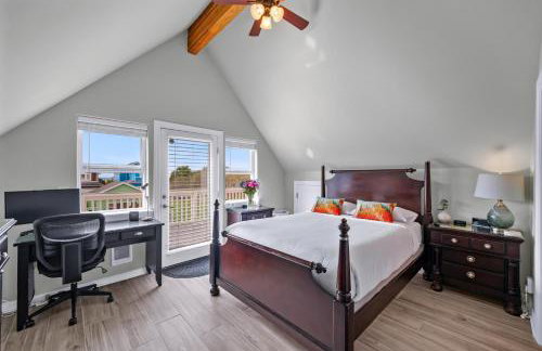 Sunkissed 3BR beach getaway - dog-friendly fenced yard, firepit, glimpse ocean views, near beach access, sleeps 8 - Foto 7