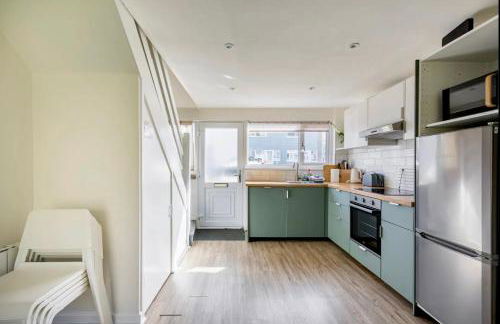 2 BR Beach Woods chalet with parking, 5 mins to beach - Foto 14