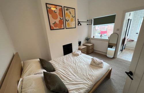 Altrincham House - 2BR - Sleeps 6 - WiFi - Parking - Foto 26