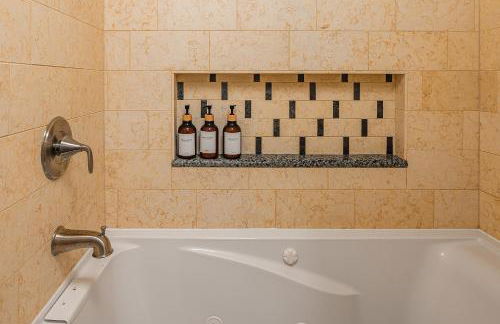 Cozy City Stay, 3bdrm near Airport - Photo 20