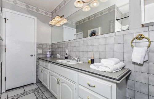 HotTub, King & PoolTable~East Wichita - Foto 10