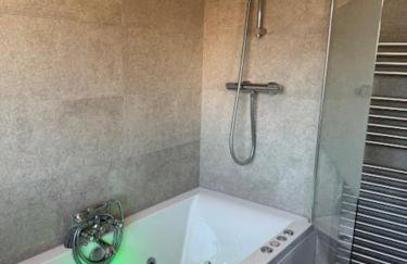 City Stay with Jacuzzi Gym Free Parking 2 Spaces - Photo 24