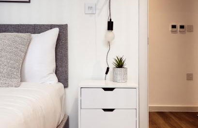 Modern 1-Bedroom Apartment near Kew Gardens with Free Parking & Workspace - Foto 10