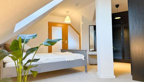 Zentrale, Designer Maisonette Wohnung mit Galerie, Gruppen- und Kinderfreundlich, Smart TV - Foto 4, wardrobe