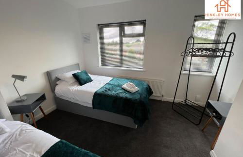 Large Home - Free Parking-WiFi By Hinkley Homes Short Lets & Serviced Accommodation - Foto 8