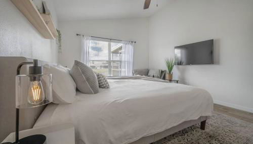 Newly Renovated 4BR 2B Riverview Oasis with King - Photo 3