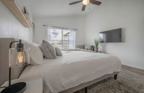 Newly Renovated 4BR 2B Riverview Oasis with King - Foto 3