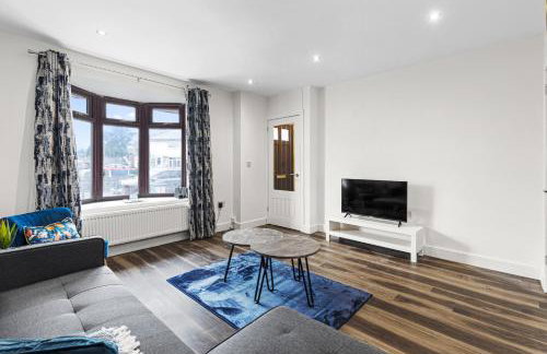 Walsall - 4 Bedroom House, Wi-Fi, Garden , Sleeps 8 - JRR Stays - Foto 12