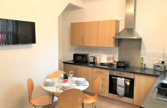 Central Wigan Welcoming Townhouse Sleeps up to 6 - Photo 15