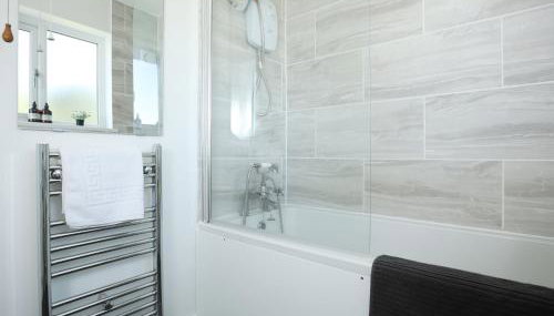 Homely ! Perfect for Contractors and Guests with Private off street parking - Foto 4, towels, Shower, heating