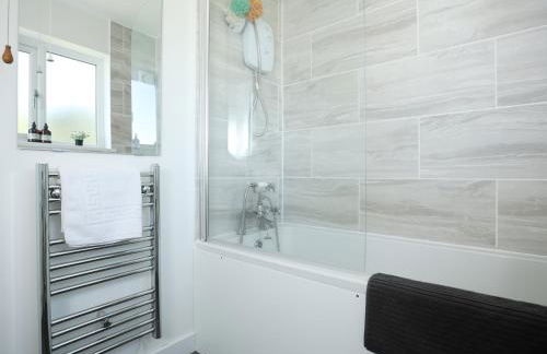 Homely ! Perfect for Contractors and Guests with Private off street parking - Foto 4