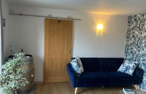 Unique one bedroom guest house with free parking - Photo 14