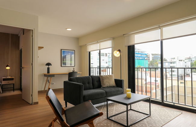 w Glorious 1BR w Balcony in Miraflores - Photo 7