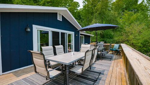Waterfront Deck and Dock Torch Lake Home! - Foto 2