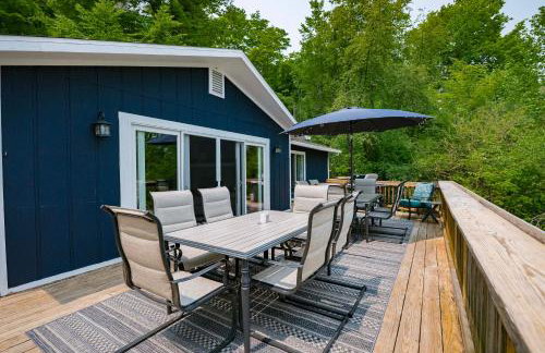 Waterfront Deck and Dock Torch Lake Home! - Foto 2