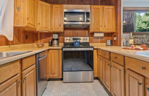 Cozy Creek Cabin - On Austin Creek Hot Tub - Dog Friendly - BBQ Grill - Fast WiFi - Foto 23