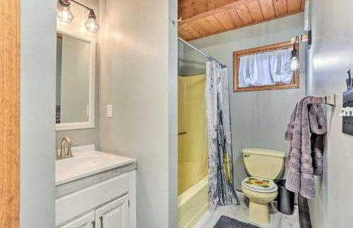 4 Mi to Tubing Cozy Bushkill Cabin with Deck! - Foto 12