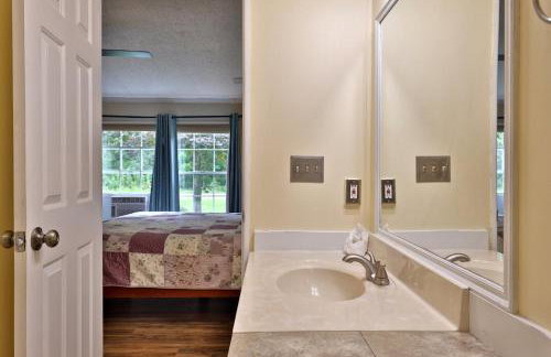 The Bomoseen Bungalow - Vermont Lake House Close to Ski Resorts! Private dock, ski rental ticket deals - Foto 27