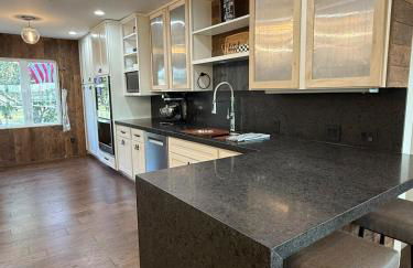 Ultimate Lake Resort Xtravaganza - Luxury - Waterfront - Boathouse - Sleeps 18 - Photo 17