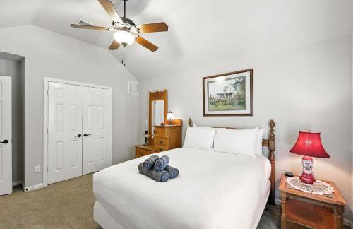 Lewisville Luxe Pool Getaway - Patio BBQ TV Room - Foto 35