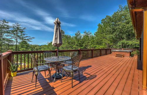 Peak-a-Blue Cabin - Watch Movies from Hot Tub, Mountain View, Bigfoot Bunker Game Room, Fire Pit, Oversized Deck, Screened-in Porch - Foto 8