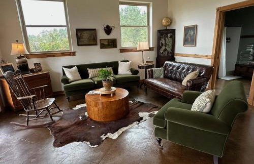 Whispering Pines Retreat, Secluded Cabin with Hot Tub & Pond - Foto 2