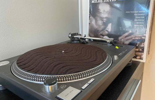 Stylish NOPA Penthouse, Remote Work Friendly - Foto 13