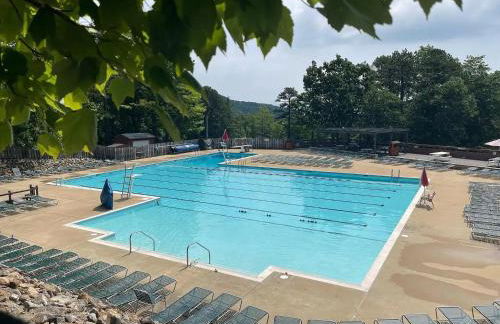 In The Woods - 5 BR Chalet with Game Room, Fire Table and Hot Tub - Foto 37