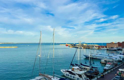 LA MAISON DU PORT - Superior Apartment, bright, glam, and refined with a wonderful sea view in Anzio city center - Foto 1