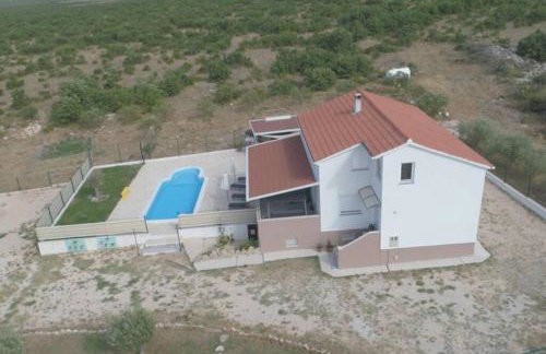 Kuća za odmor M&J s grijanim bazenom - Photo 75