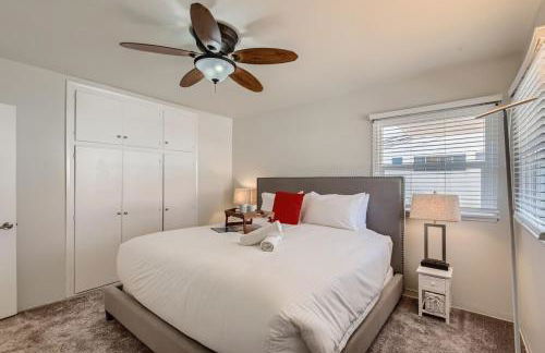 Walk to Beach - KING Apt In #1 Area - AC - Foto 19