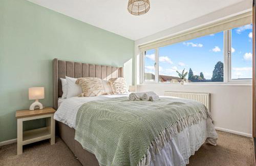 Spacious 4 Bed House in Exhall, Sleeps 7 - Foto 2