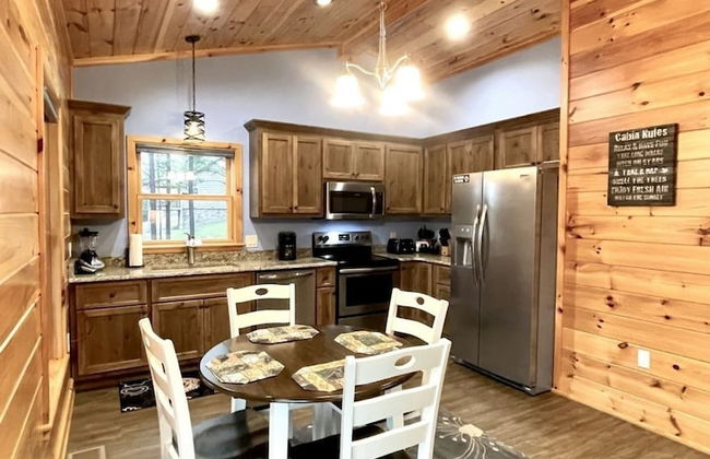 Charming, pet friendly cabin, perfect for fishing, family, hiking and R&R! 2 Bedroom Cabin by RedAwning - Foto 4