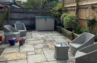 Lymington Courtyard: 4-Bed Modern Cottage Charm - Photo 5