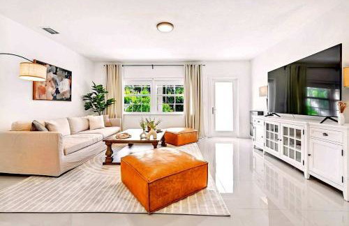 Bright 4BR North Miami Villa Close to Beaches and Huge Backyard - Foto 11