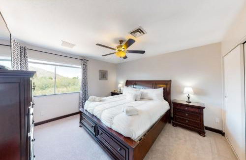 Retro home with enclosed yard, covered patio, grill, firepit, AC, & washer, dryer - Foto 13