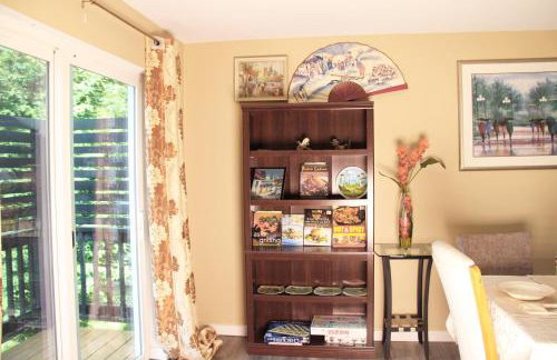 Bright 3 bedroom home with full kitchen, fenced backyard, sports court and free parking - Foto 17