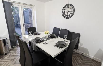 CLARITURF - 4 Bedroom Semi - Private Parking near Turf Moor, Town Centre, Transport and Motorway Links next to Canal, 3 Parks and Lake - Sky and Netflix - Foto 20