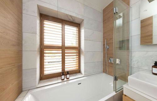 Spacious 4-Bed Near City & Sea - Foto 32