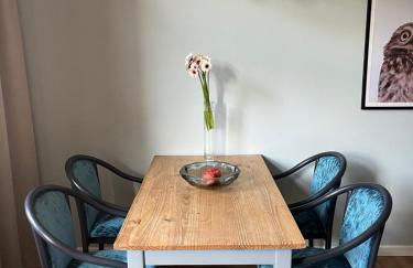 FeWo mit 3 SZ, direkte Innenstadtlage, Südterrasse, Parkplatz auf dem eigenem Privatgrundstück, 2x E-Bike und E-Autoladesäule inklusive, Konzertkirche, Schauspielhaus, FH, Jahnsportforum sowie der Tollensesee sind fußläufig in ein paar Minuten erreichbar - Foto 23